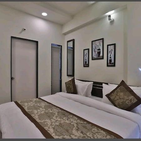 Oyo 80228 Hotel Richa Halol Exterior photo