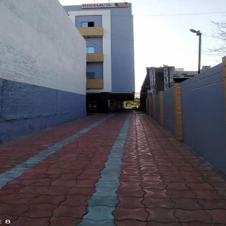Oyo 80228 Hotel Richa Halol Exterior photo