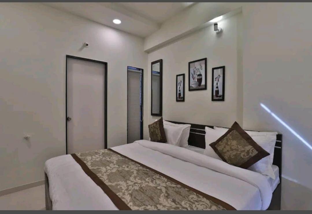 Oyo 80228 Hotel Richa Halol Exterior photo